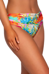 Side view of Sunsets Lotus Unforgettable Bottom